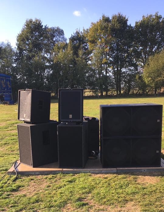 [Dubbele hoorngeladen set] Rental dubbel hoorngeladen geluidssysteem met 4 dubbel 18 inch subs.