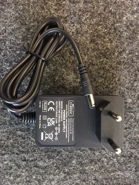 Univ. Power Supply Adapter 9V 2A Positive Pole Outside